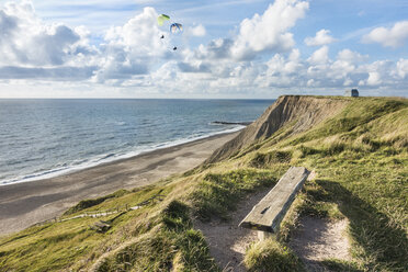 Dänemark, Bovbjerg, Gleitschirmflieger an der Küste - HWOF00214