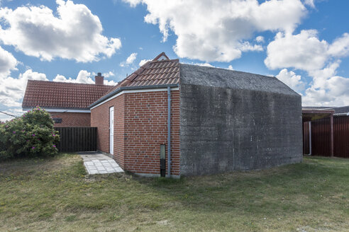 Dänemark, Romo, Lakolk, Wiederaufbau eines Bunkers aus dem Zweiten Weltkrieg mit Wohnhaus - HWOF00217