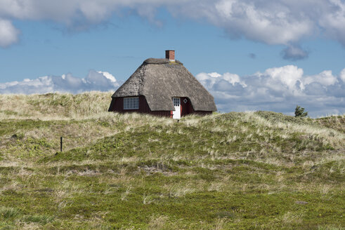 Denmark, Norre Nebel Sogn, house with thatched roof in dunes - HWOF00223
