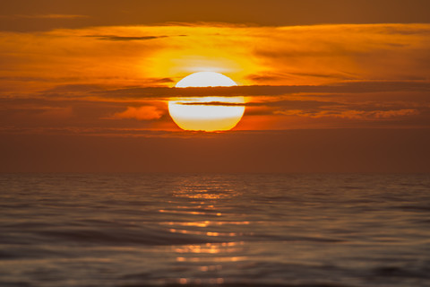 Dänemark, Hirtshals, Sonnenuntergang über der Nordsee, lizenzfreies Stockfoto