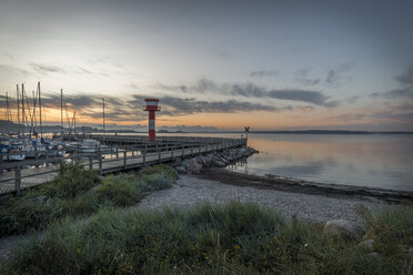 Deutschland, Eckernförde, Blick auf die Ostsee mit neuem Leuchtturm in der Morgendämmerung - KEBF00636