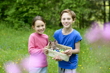 Porträt eines kleinen Jungen und eines Mädchens mit Osternest - LBF01666