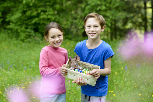 Porträt eines kleinen Jungen und eines Mädchens mit Osternest - LBF01666