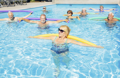 Gruppe von Senioren bei der Wassergymnastik im Schwimmbad, lizenzfreies Stockfoto