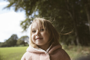 Porträt eines blonden kleinen Mädchens mit wehendem Haar - KMKF00005