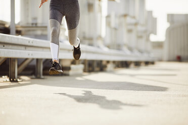 Legs of a woman running - BSZF00047