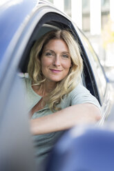 Portrait of smiling woman in car - PNEF00088