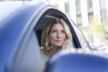Porträt einer Frau im Auto mit Blick zur Seite - PNEF00089