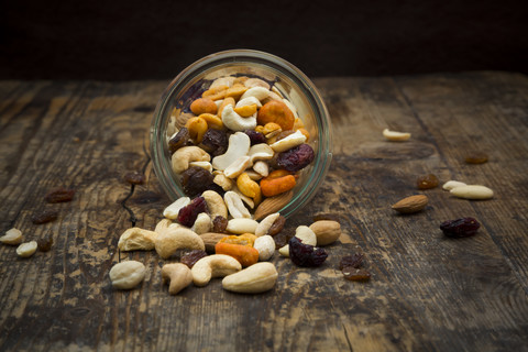 Trail Mix im Glas auf Holz, lizenzfreies Stockfoto