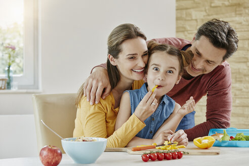 Glückliche Familie zu Hause bei der Zubereitung gesunder Speisen - RORF01032