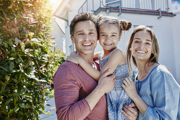 Portrait of happy family in front of their home - RORF01043