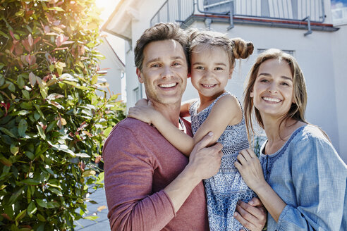 Porträt einer glücklichen Familie vor ihrem Haus - RORF01043