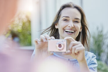 Glückliche Frau, die ihren Mann im Freien fotografiert - RORF01055