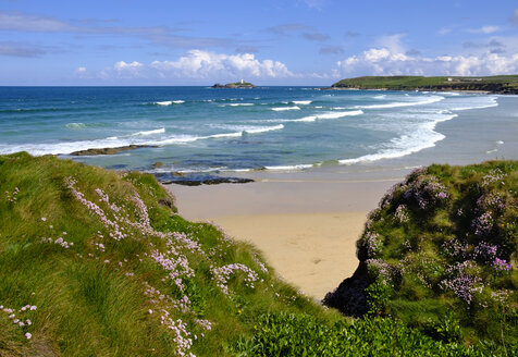 UK, England, Cornwall, Gwithian, Strand und Godrevy-Leuchtturm im Hintergrund - SIEF07558