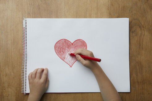 Kind zeichnet Herz - RBF06082