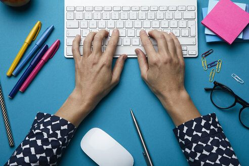 Draufsicht auf eine Frau, die eine Computertastatur auf einem Schreibtisch benutzt - RBF06084