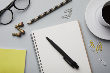 Notepad and office utensils on desk - RBF06094