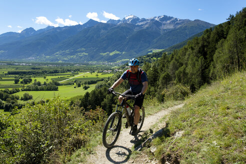 Italien, Südtirol, Vinschgau, Schluderns, Mountainbiker auf Trail - LBF01670