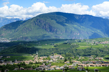 Italien, Südtirol, Eppan, Blick auf St. Pauls - LBF01674