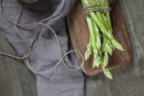 Bündel grüner Spargel auf Holzbrett, lizenzfreies Stockfoto