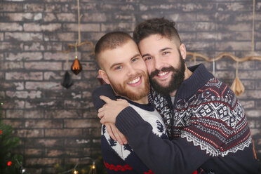 Porträt eines glücklichen schwulen Paares, das sich zu Weihnachten umarmt - RTBF01032