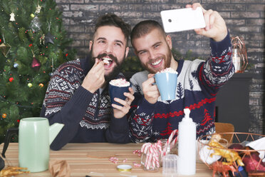 Glückliches homosexuelles Paar, das ein Selfie mit dem Smartphone zu Weihnachten zu Hause macht - RTBF01041