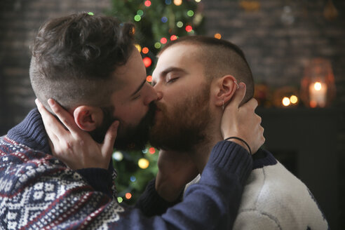 Kissing gay couple at Christmas time at home - RTBF01051
