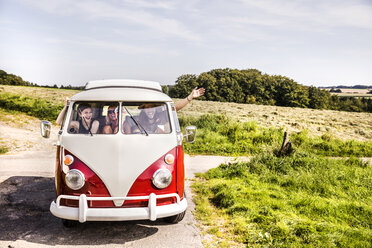 Glückliche Freunde in einem Lieferwagen in ländlicher Landschaft - FMKF04542