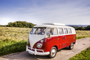 Happy couple inside van in rural landscape - FMKF04558