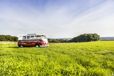 Auf einem Feld geparkter Lieferwagen in ländlicher Umgebung - FMKF04569