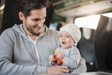 Glücklicher Vater mit einem kleinen Mädchen auf einer Zugfahrt - DIGF02873