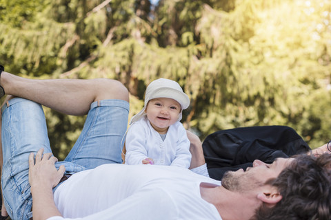 Glücklicher Vater mit kleinem Mädchen im Park, lizenzfreies Stockfoto