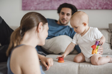 Parents playing with baby girl at home - DIGF02878