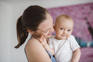 Mutter hält ihr kleines Mädchen zu Hause - DIGF02884