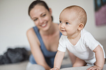 Portrait of baby girl with mother on couch - DIGF02887