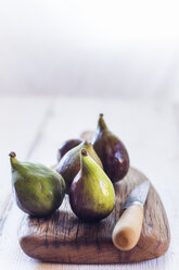 Figs and knife on wooden board - SBDF03313