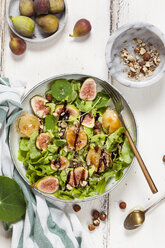 Platter of green salad with figs, Crema di Balsamico, honey hazelnuts and baked goat cheese - SBDF03316