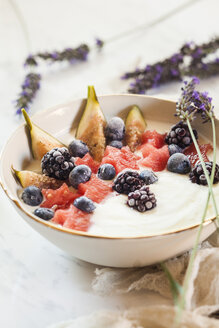 Schale mit griechischem Joghurt mit Feige, Wassermelone, gefrorenen Beeren und Lavendelhonig - SBDF03322