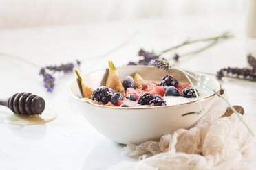 Schale mit griechischem Joghurt mit Feige, Wassermelone, gefrorenen Beeren und Lavendelhonig - SBDF03323