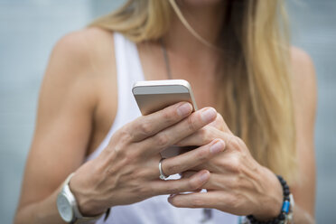 Nahaufnahme einer Frau mit Mobiltelefon - JUNF00921