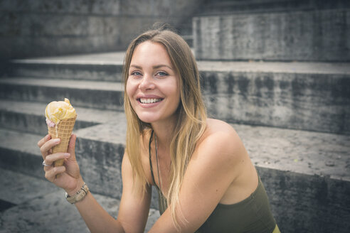 Porträt einer glücklichen jungen Frau mit Eiswaffel - JUNF00924