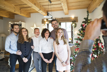 Familie posiert für ein Foto am Weihnachtsbaum - HAPF02172