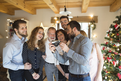 Familienfoto am Weihnachtsbaum, lizenzfreies Stockfoto