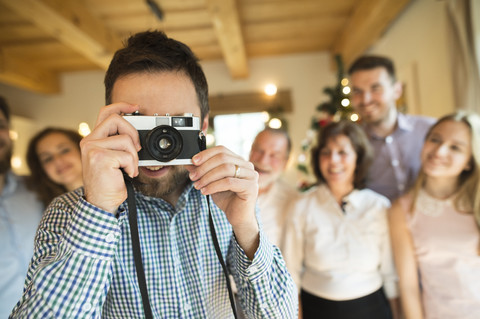 Fotograf mit Familie zu Hause an Weihnachten, lizenzfreies Stockfoto