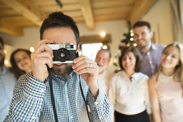 Fotograf mit Familie zu Hause an Weihnachten - HAPF02176