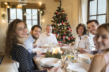 Glückliche Familie beim Weihnachtsessen - HAPF02190
