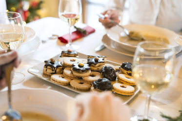 Kekse zum Nachtisch beim Weihnachtsessen - HAPF02196