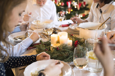 Familienessen am Weihnachtstisch - HAPF02197