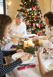 Familienessen am Weihnachtstisch - HAPF02198