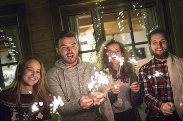 Glückliche Freunde halten nachts im Freien Wunderkerzen - HAPF02223